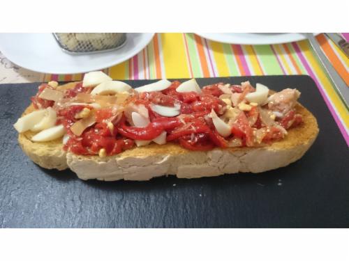 tostá de bonito con pimientos y huevo en Los Pecados de María en Cáceres