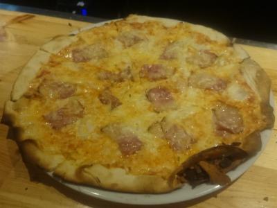 Increíble pizza con beicon en el Topa Taberna