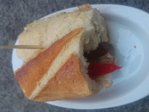 Bocadillito de bonito con alegría y anchoa en la Bodeguilla